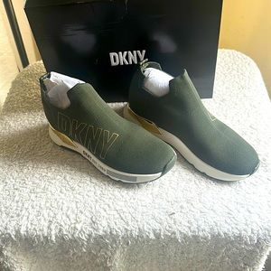 New with box DKNY Olive green socks sneakers